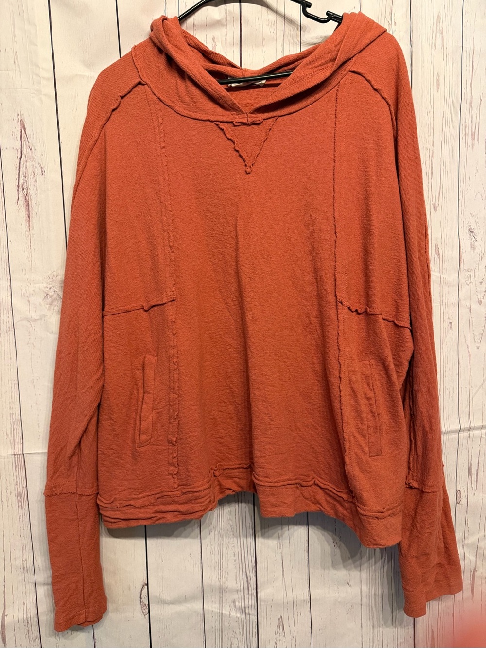 Relaxed Raw-Edge Hooded Pullover in Rust